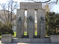 Denkmal der republik. Den består af tre buster af de tre socialdemokrater Jakob Reumann, Victor Adler og Ferdinand Hanusch som grundlagde den Østrigske republik den 12. November 1918