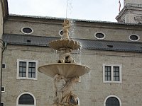 Residenzbrunne. Designed af Tommaso di Garona og opført mellem 1656 to 1661. Det er den største Barok fontaine i Central Europe.