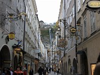 Salzburg har hundrede  af butikskilte som alle er enestående og det er mget svært at afgøre om de er gamle eller nye.
