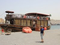 Fang ved en gammel træbåd ved Dubai Creek
