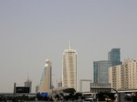 Dubai Trade Centre i midten, Etisalat Tower 2 til venstre og World Trade Centre Residence til højre