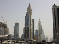 Hovedgaden Sheikh Zayed med Al Yaqoub Tower (328 m)  i forgrunden og Gevora hotellet i baggrunden (356 m)