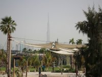 Ved open beach med Burj Khalifa i baggrunden