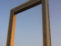 Dubai Frame er 150m høj og  har en 93 m bred glas bro/udsigts platform
