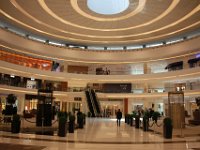 Dubai Mall har omkring 1200 butikker og 200 restauranter