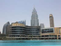 Dubai Fountain med et par højhuse i baggrunden