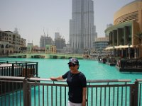 Fang ved Dubai Fountain med Burj Khalifa i baggrunden