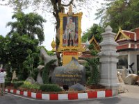 Kongens billede pryder indgangen til templet Wat Saket ‘The temple of the Golden Mount’.