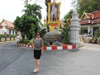 Fruen og kongen pryder indgangen til templet Wat Saket ‘The temple of the Golden Mount’.