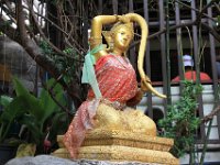 Endnu en statue af Phra Mae Thorani - Wat Saket