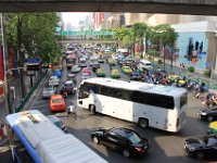 Der var et par biler og det tager sin tid at komme gennem trafikken i Bangkok
