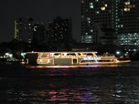En tur båd på floden set fra Asiatique