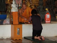 Fang bliver velsignet af en buddhistisk munk