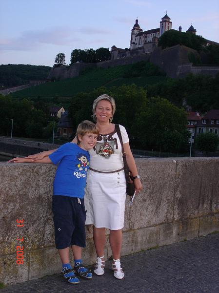 DSC02655.JPG - Thomas og Irina på den gamle hovedbro over floden Main med Marienberg fæstningen i bagggrunden (Würzburg)