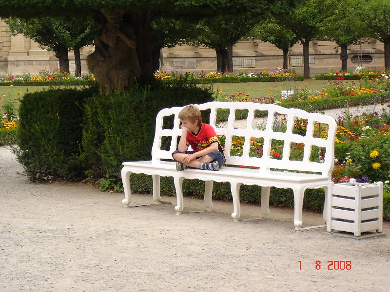 DSC02666.JPG - En dreng som vist var lidt træt af sine forældrer (Hofgarten der Residenz - Würzburg)