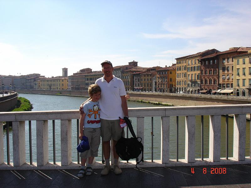 DSC02718.JPG - Drengene på en bro over Arno floden i Pisa