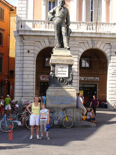 DSC02720.JPG - Thomas og Irina ved siden af en statue af Giuseppe Garibaldi - frihedshelten som var med til samle Italien.