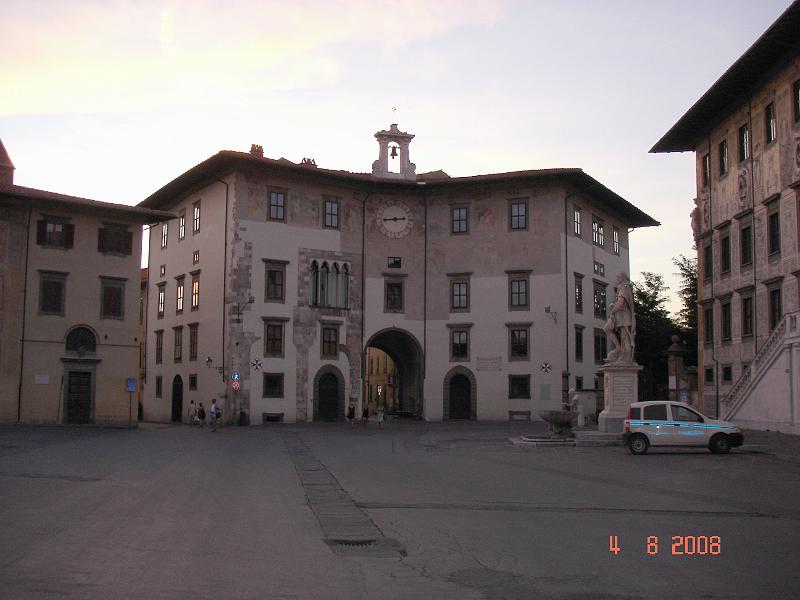 DSC02723.JPG - Piazza dei Cavaliere - Palazzo  dell'Orologio  (nu skole bibliotek)