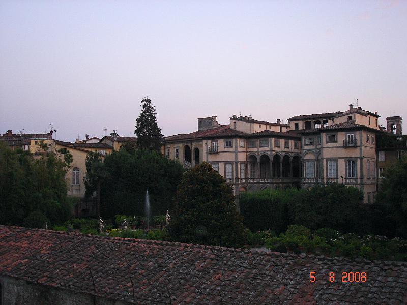 DSC02728.JPG - Et par af de gamle huse i Lucca