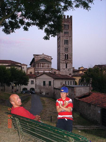 DSC02729.JPG - Drengene slapper af med noget der ligner yoga. San Frediano kirken i baggrunden (Lucca).
