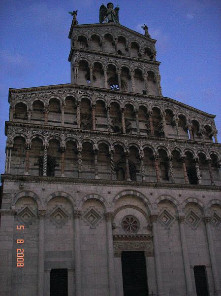DSC02730.JPG - San Michele kirken med dens imponerende 5-etagers facade. Kirken er viet til ærkeenglen Mikael som kan ses øverst på facaden.