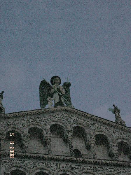 DSC02731.JPG - Ærkeenlen Mikael øverst på San Michele kirken