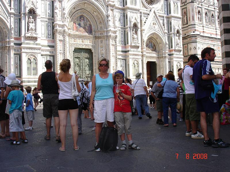 DSC02750.JPG - Irirna og Thomsen på Piazzp del Duomo med domkirken i baggrunden