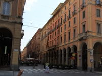 Bologna - bemærk alle de overdækkede fortorve - Det skyldes at det forøgede areal ved at bygge førstesalen større end stueetagen var "gratis".
