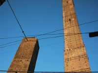 De "To tårne" (Le due torri) i Bologna - Det lille Garisenda og det store Asinelli (navnene stammer fra familierne som byggede tårnene)