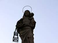 Statue af Madonna Del Carmine på Piazza San Martino.