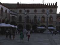 Ravenna- Piazza del Popolo med statuer af  St. Apollinaris og San Vitale.