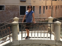 Fruen på en af de mange broer i Venedig