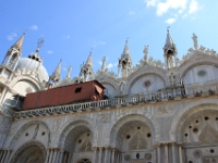 Markuskirken set fra siden ved Markuspladsen i Venedig.