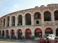 Arena di Verona somer et antikt romersk amfiteater blev opført i år 30 e.Kr. uden for bymuren