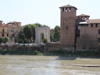 Castelvecchio se fra den anden side af floden Adige