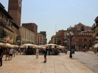 Piazza Erbe med Domus Mercatorum til højre