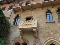 Juliet på balkonen (Casa di Giulietta) - Romeo står nedenunder:-)