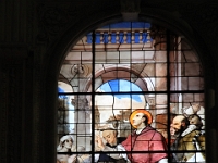 En af de mange glasmosaikker i kirken