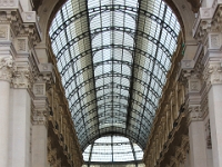 Gaderne i Galleria Vittorio Emanuele II indkøbscenteret er dækket af glas lagt på et jerntag.