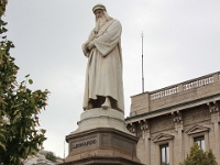 Statue af Leonardo da Vinci på Piazza della Scala
