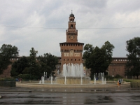 Fontana di Piazza Castello med La torre del Filarete (Castello Sforzesco) i baggrunden