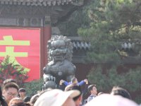 En af de to bronze løver foran indgangen til Sommer paladset. De er fra kejser Qianlong's tid,