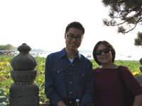 Fang og Shaoyu  med Kunming søen som baggrund
