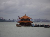 Pavilion ved havnen i Qingdao med en del menesker omkring