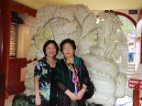 Damerne foran indgangen til det buditiske temlbel i Qingdao