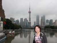 Fang ved Huangpu floden med syskrabererne i Pudong i baggrunden