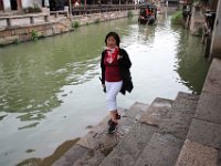 Fang ced en af kanalerne i Dongzha