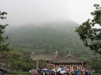 Huaqing paladset i regnvejr med Lishan bjergene i baggrunden