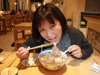Fang i gang med at spise yangrou paomo (pandekager med lammestuvning)