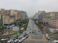 Endnu en af de brede boulevarder i  Xi'an med nedgange til metroen på begge sider